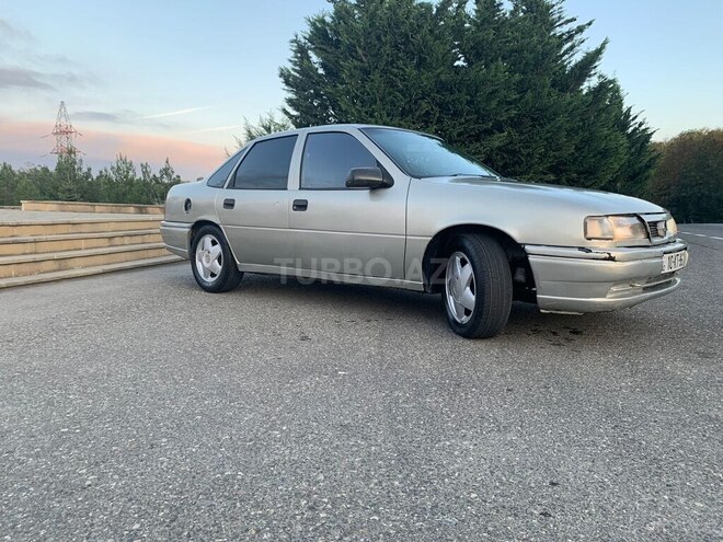 Opel Vectra 1992, 200,000 km - 1.8 l - Qusar