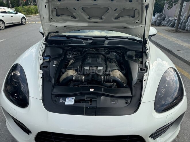 Porsche Cayenne Turbo S-12
