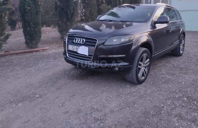 Audi Q7-1