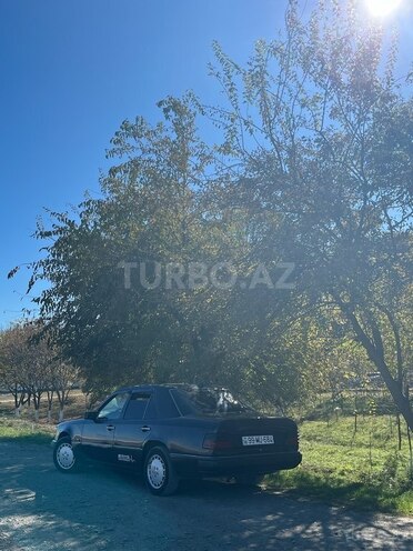 Mercedes E 200 d 1992, 180,000 km - 2.0 l - Qazax