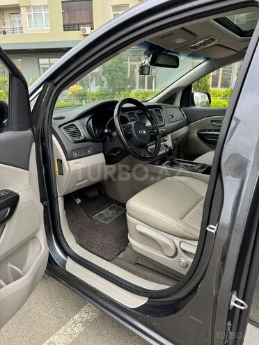 Kia Carnival-11