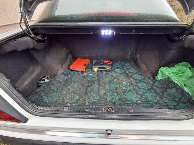 Mercedes E 200 d 1991, 210,000 km - 2.0 l - Salyan