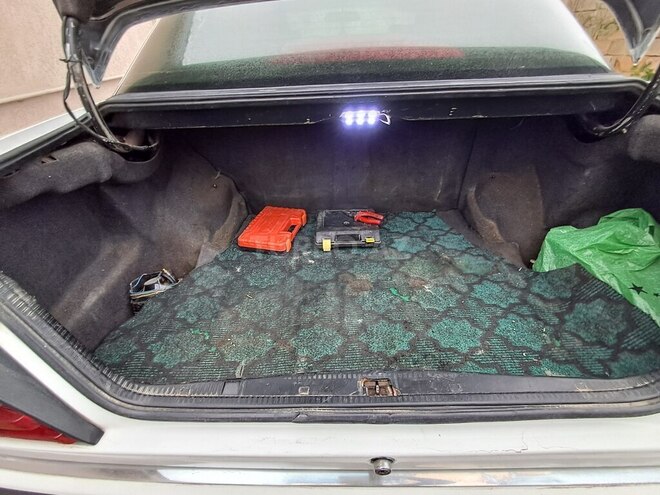 Mercedes E 200 d 1991, 210,000 km - 2.0 l - Salyan