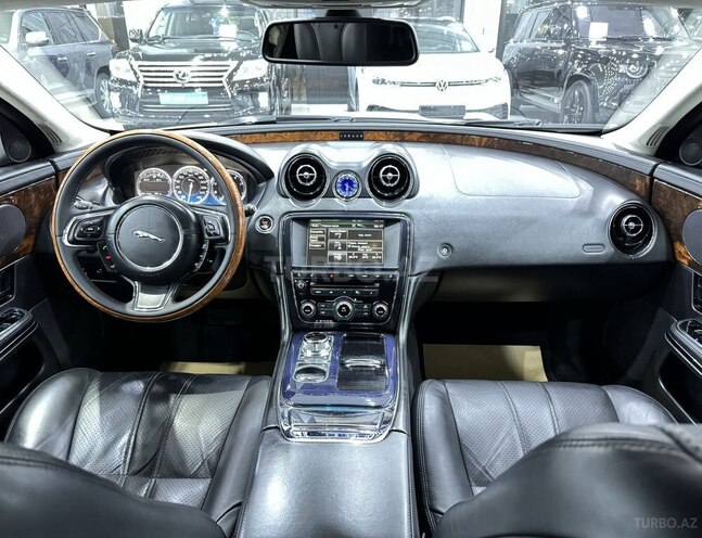 Jaguar XJ-8