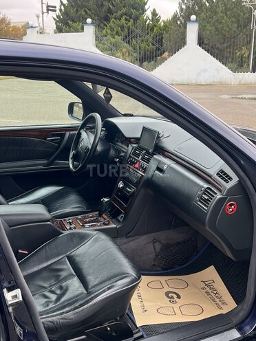 Mercedes E 220 d 2001, 318,058 km - 2.2 л - Bakı