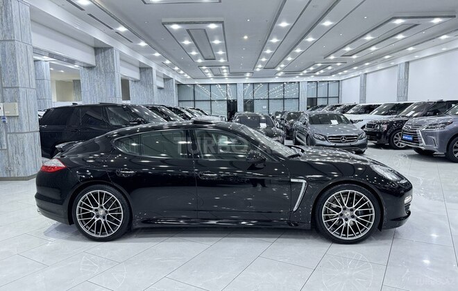 Porsche Panamera-4