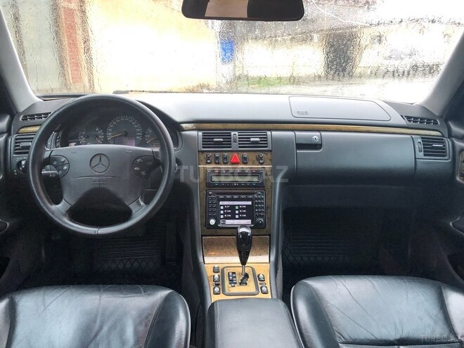 Mercedes E 240 2001, 312,568 km - 2.4 л - Quba