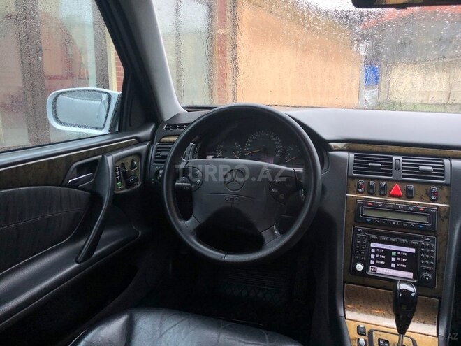 Mercedes E 240 2001, 312,568 km - 2.4 л - Quba