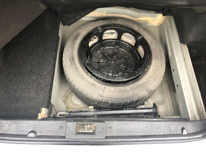 Mercedes E 240 2001, 312,568 km - 2.4 л - Quba