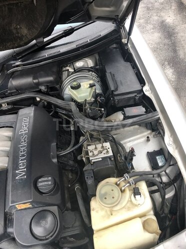 Mercedes E 240 2001, 312,568 km - 2.4 л - Quba