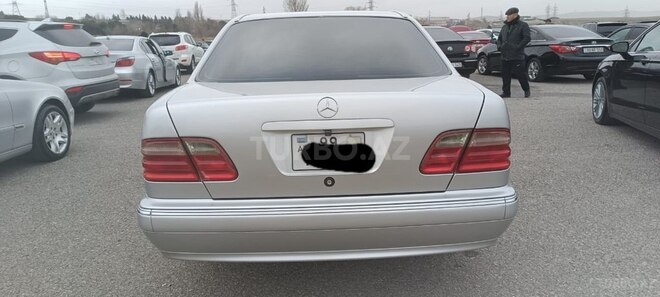 Mercedes E 240 2000, 346,984 km - 2.4 l - Ucar