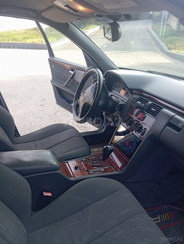 Mercedes E 200 2001, 260,000 km - 2.0 l - Quba
