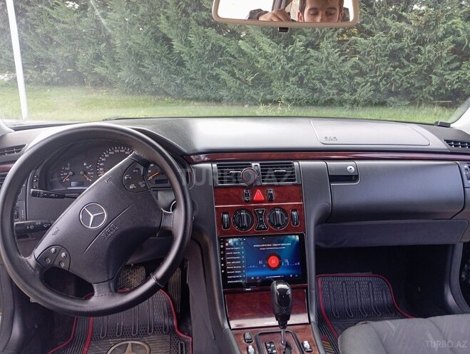 Mercedes E 200 2001, 260,000 km - 2.0 l - Quba