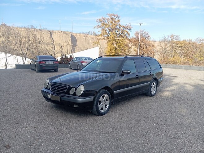 Mercedes E 200 2001, 260,000 km - 2.0 l - Quba