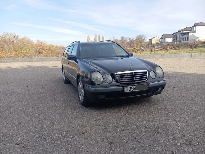 Mercedes E 200 2001, 260,000 km - 2.0 l - Quba