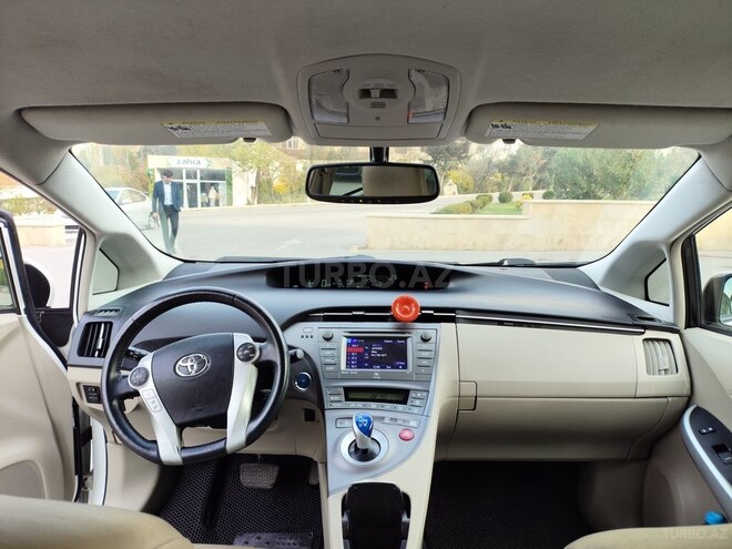 Toyota Prius-12