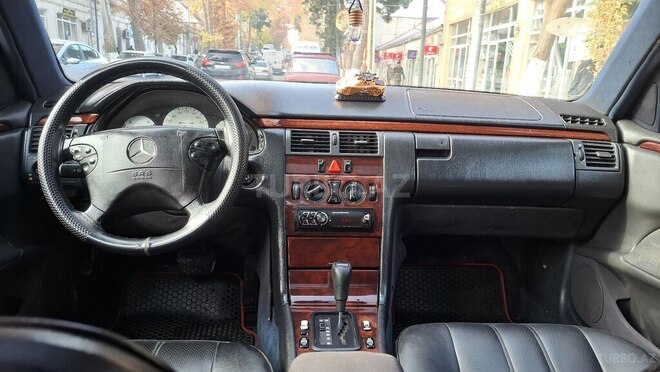 Mercedes E 230 1996, 260,000 km - 2.3 l - Qazax