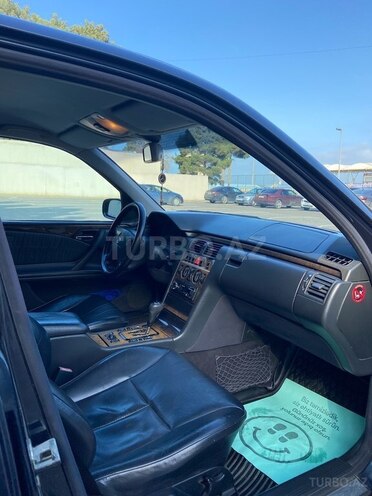 Mercedes E 240 1999, 456,000 km - 2.6 l - Sumqayıt