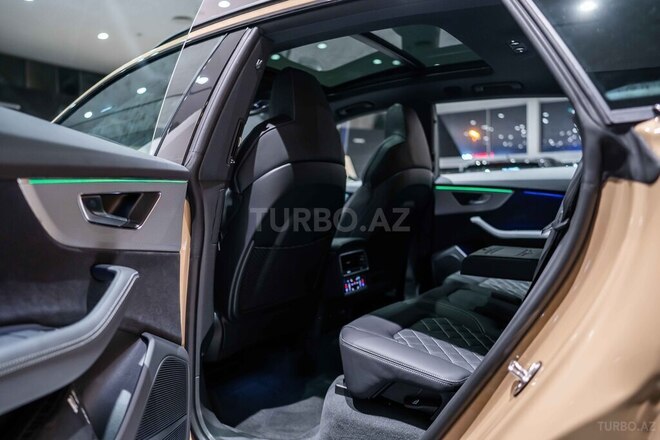 Audi Q8-12