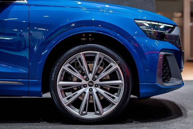 Audi Q8-10