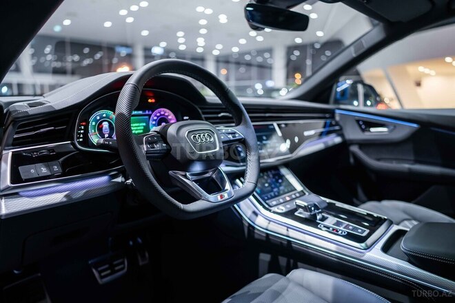 Audi Q8-13