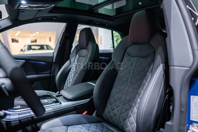 Audi Q8-14