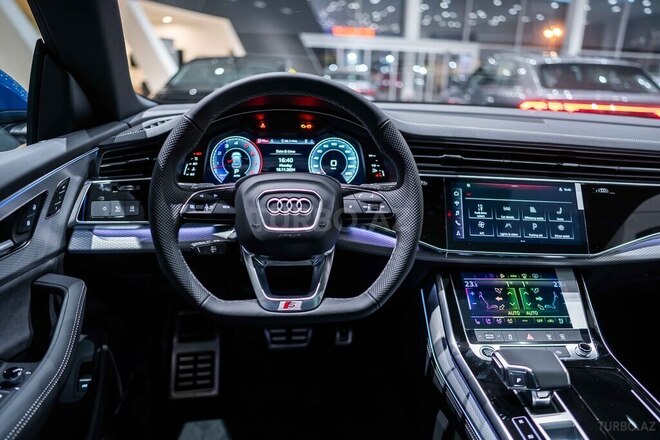 Audi Q8-12