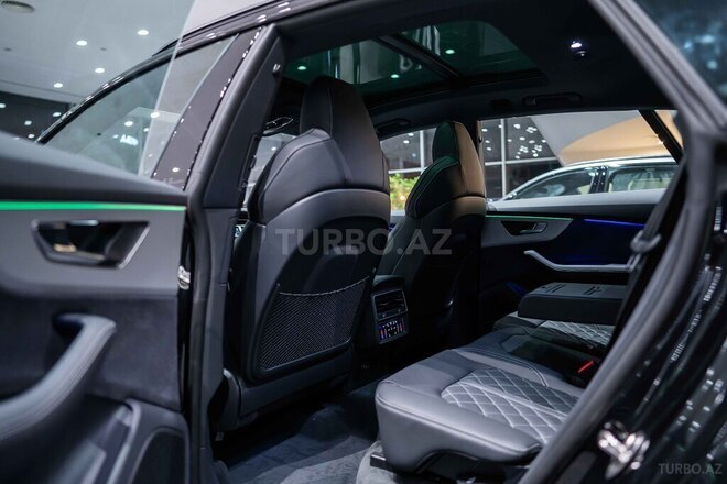 Audi Q8-12