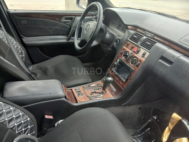 Mercedes E 220 d 1999, 128,754 km - 2.2 l - Bakı