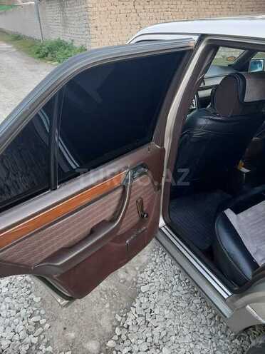 Mercedes E 200 d 1989, 486,000 km - 2.0 l - Ucar
