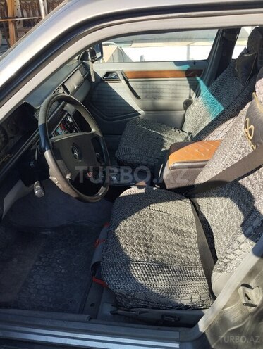 Mercedes E 220 1986, 290,000 km - 2.6 л - Bakı