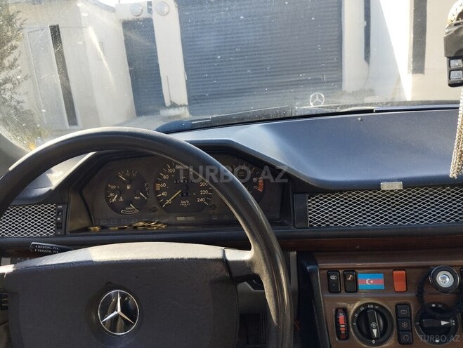 Mercedes E 220 1986, 290,000 km - 2.6 л - Bakı