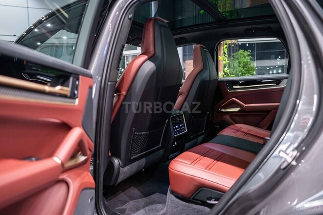 Porsche Cayenne GTS-12