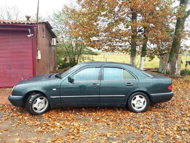 Mercedes E 240 1998, 417,000 km - 2.4 l - Astara