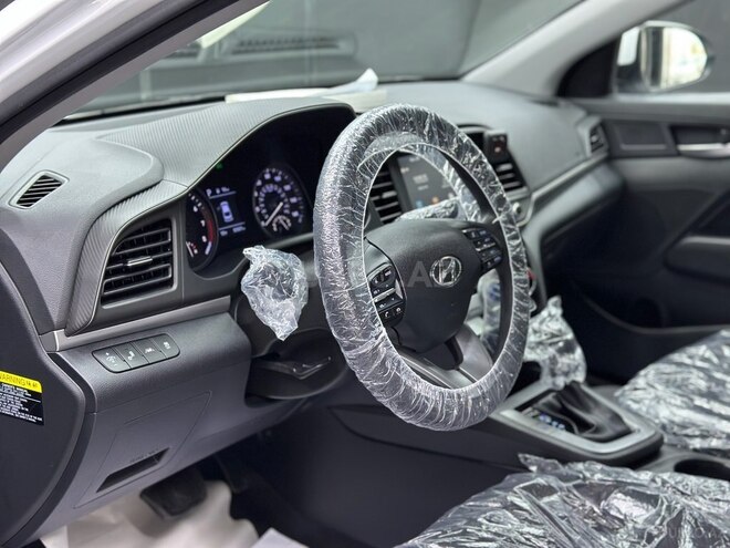 Hyundai Elantra-13