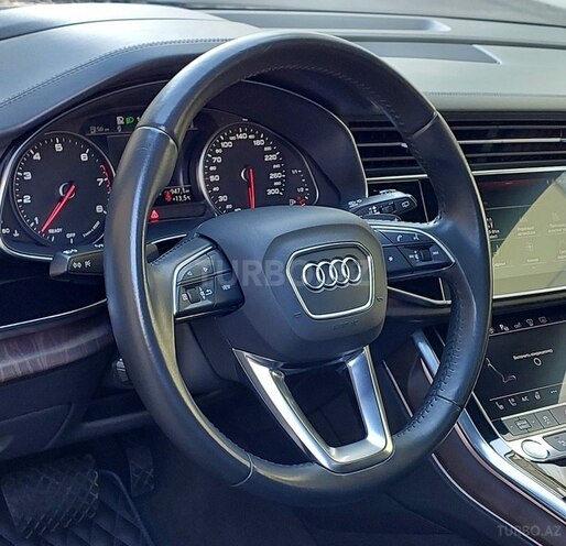 Audi Q8-13