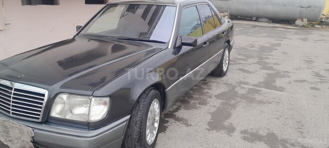 Mercedes E 220 1995, 214,000 km - 2.2 l - Bakı