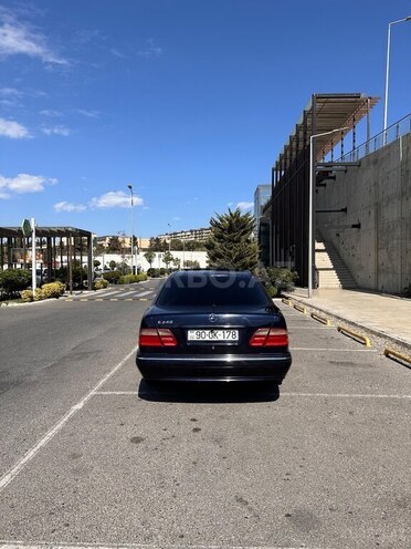 Mercedes E 240 2001, 277,854 km - 2.6 l - Bakı