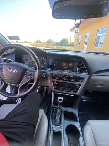 Hyundai Sonata-12