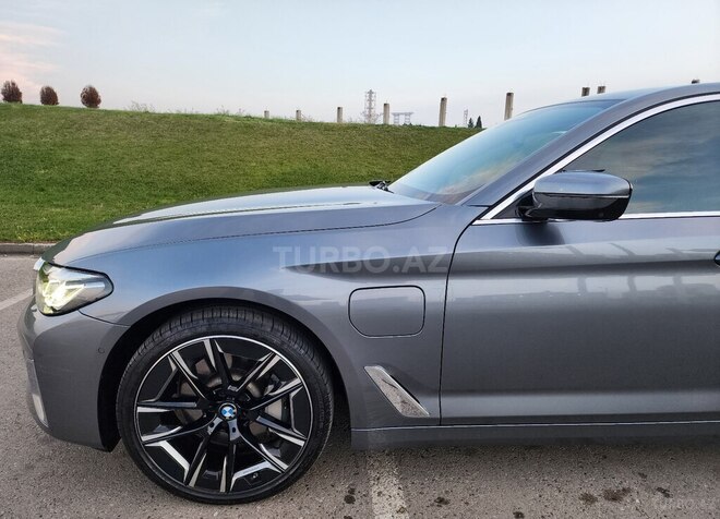 BMW 530e-12