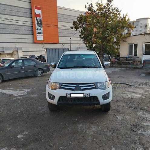 Mitsubishi L200-1