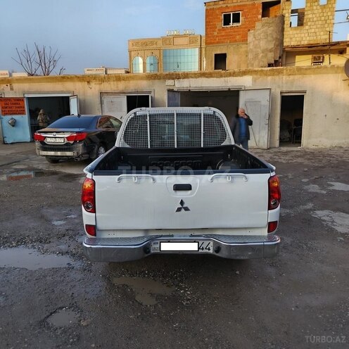Mitsubishi L200-2