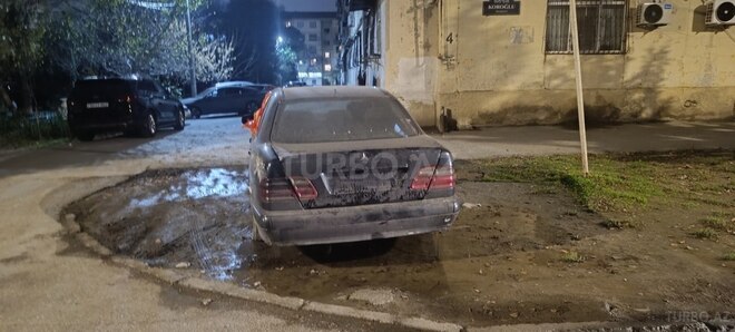 Mercedes E 220 d 1999, 342,567 km - 2.2 л - Sumqayıt