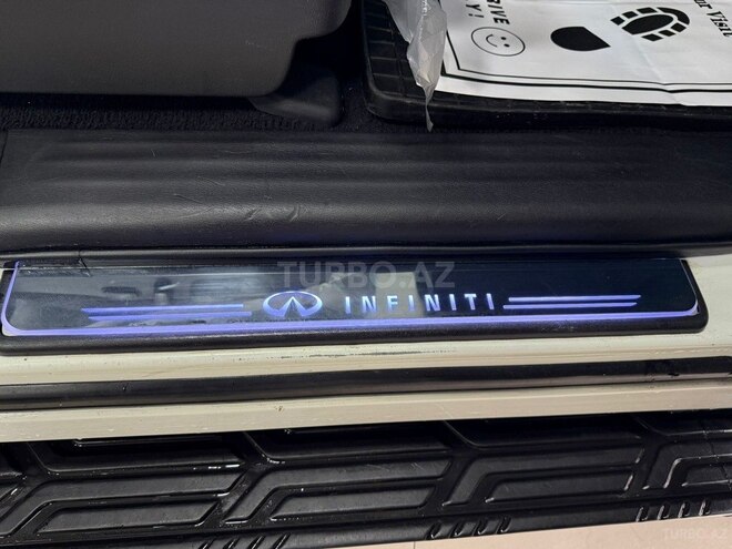 Infiniti QX80-12