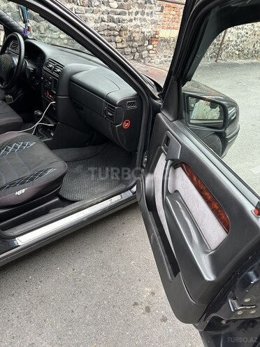 Opel Vectra 1994, 400,000 km - 2.0 l - Qax