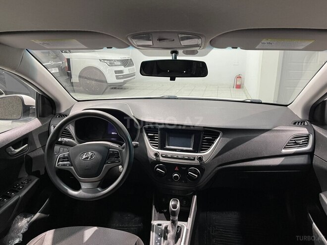 Hyundai Accent-13