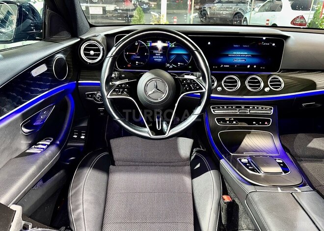 Mercedes E 300 e-36