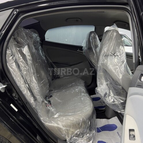 Hyundai Accent-12