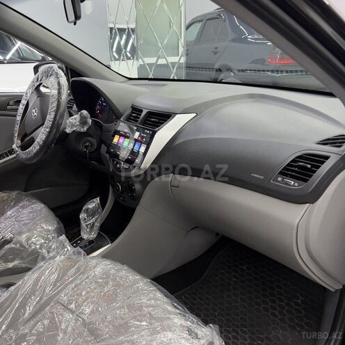 Hyundai Accent-15