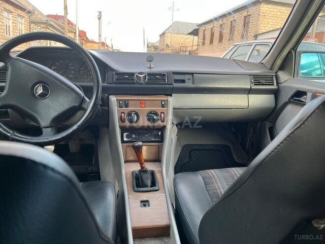 Mercedes E 250 1989, 156,000 km - 2.5 l - Qazax